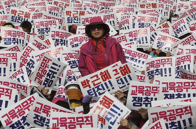 
Dòng chữ có nội dung: Bà Park Geun-hye nên từ chức. Ảnh: AP
