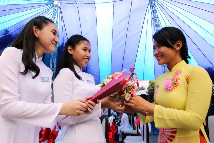
Học sinh Trường THPT Bùi Thị Xuân (TP HCM) tri ân thầy cô trong sáng 18-11 Ảnh: Hoàng Triều
