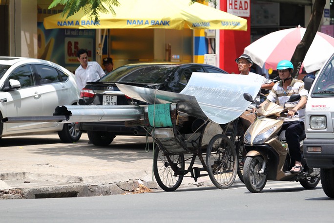 
Những tấm thiếc trần rất bén
