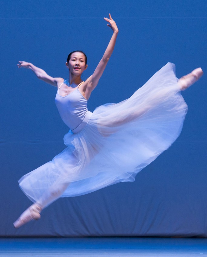 
Hoàng Yến trong vở ballet “Serenade” của Tchaikovsky Ảnh: SƠN TRẦN
