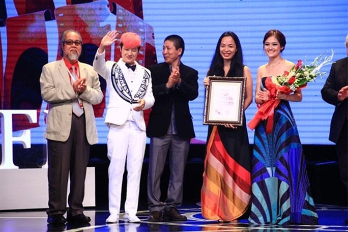 
Phim “Đập cánh giữa không trung” của đạo diễn Nguyễn Hoàng Điệp được vinh danh tại LHP quốc tế Hà Nội lần III
