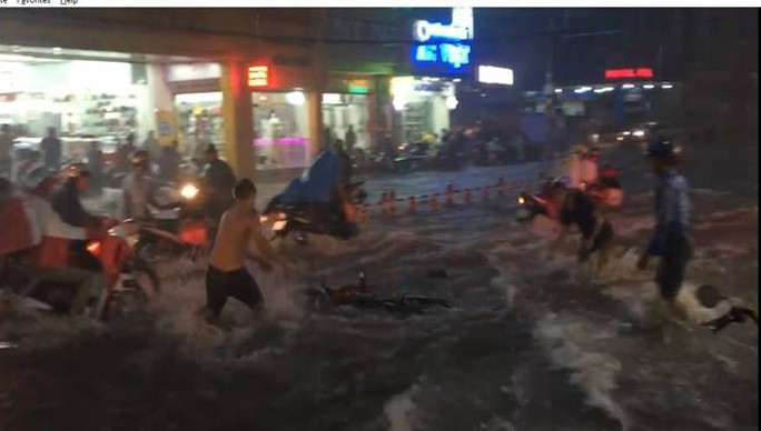 Cảnh nước chảy như lũ, nhân chìm nhiều xe máy trên đường Võ Văn Ngân trong trận mưa tối 26-9 (Ảnh cắt từ clip - Nguồn: Facebook: Dano Pham)