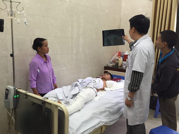 
Bác sĩ Bệnh viện Hữu nghị Việt Đức thăm khám cho Quảng
