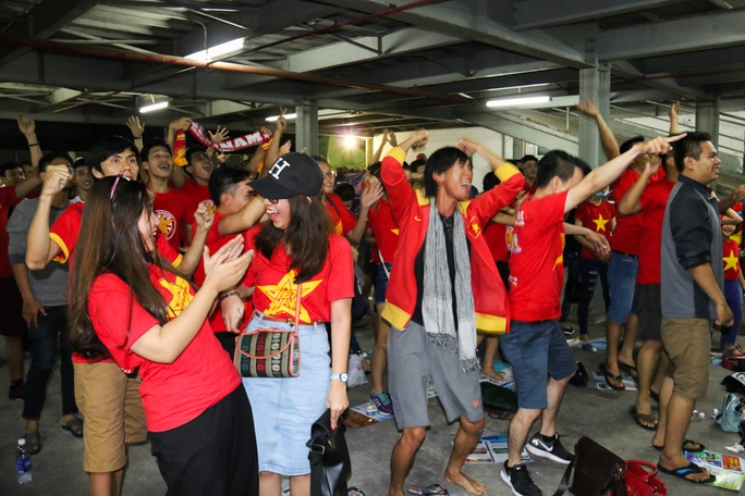 Chùm ảnh: Cổ vũ tuyển Việt Nam thắng Myanmar dưới hầm xe