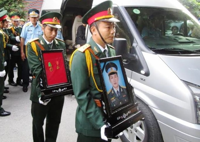 
Di ảnh phi công Tùng đã được đưa về quê nhà từ nhà tang lễ ở TP Hồ Chí Minh
