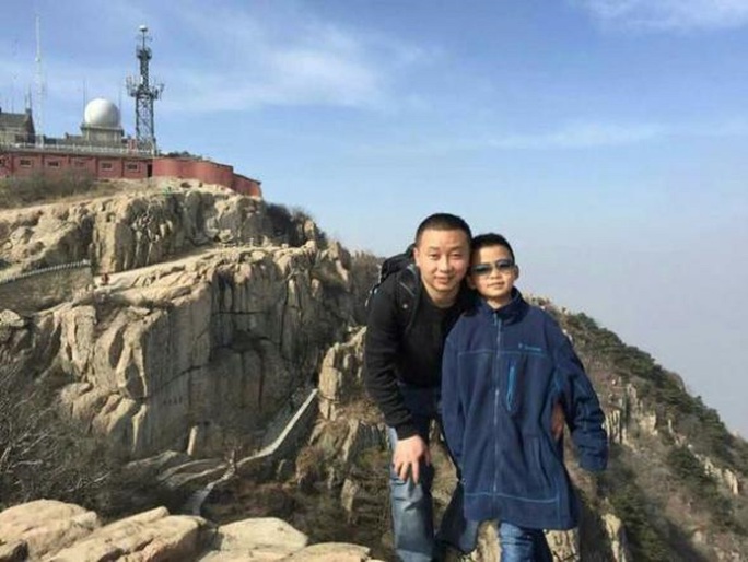 Yinpeng và cha (bên trái). Ảnh: WEIBO