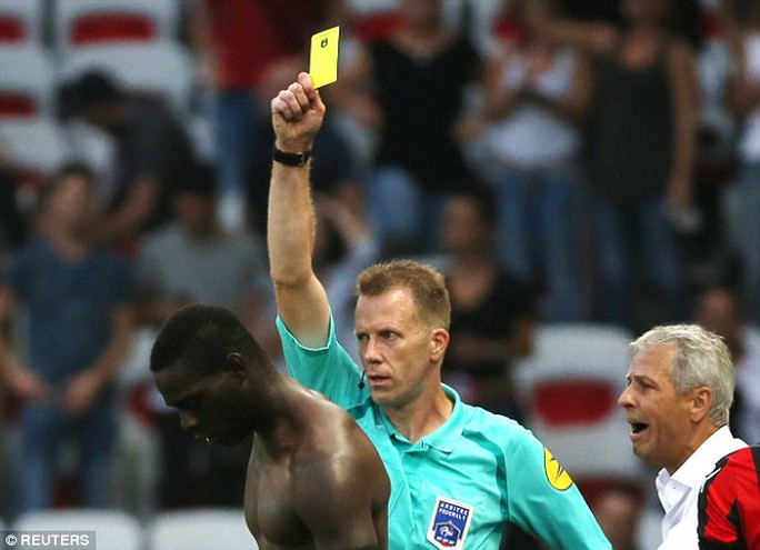 Balotelli nhận thẻ vàng đầu tiên vì ăn mừng quá đà