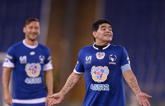 Maradona mắng Veron ngu ngốc trong trận đấu “vì hòa bình”