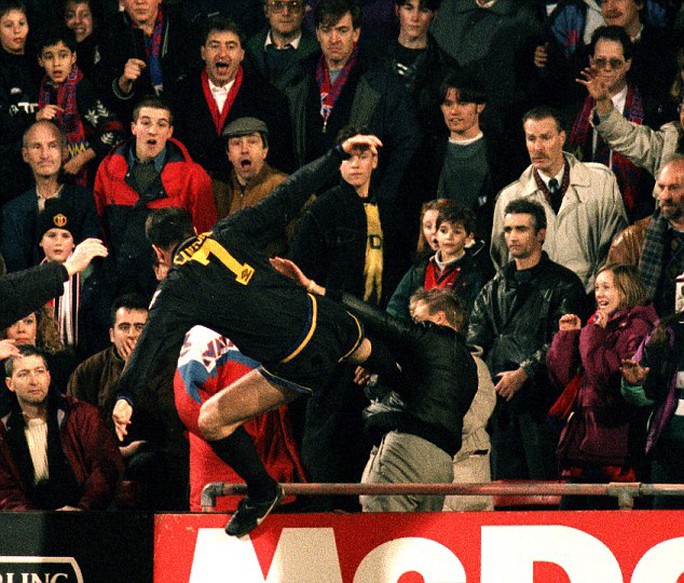 Cầu thủ xin lỗi CĐV vì tái hiện cú "kungfu" của Cantona