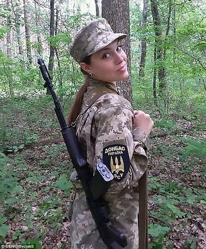 
Hình ảnh những nữ binh sĩ Ukraine xinh đẹp ở tiền tuyến. Ảnh: CEN
