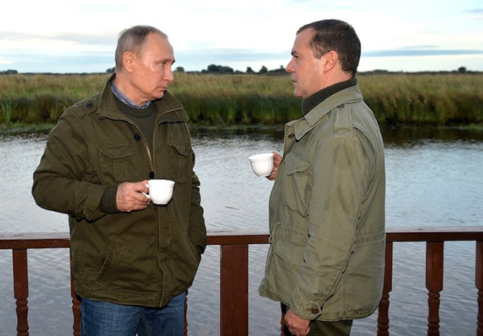 Hai người mặc quần áo bình thường, trò chuyện ở hồ Ilmen. Ảnh: ĐIỆN KREMLIN