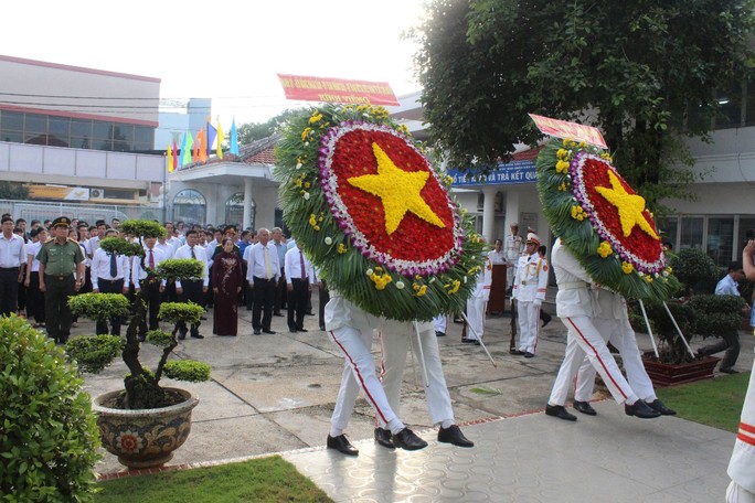 Các đại biểu dâng hoa tại Khu Tưởng niệm liệt sĩ Ngã Ba Giồng và di tích lịch sử - văn hóa Địa điểm dinh quận Hóc Môn