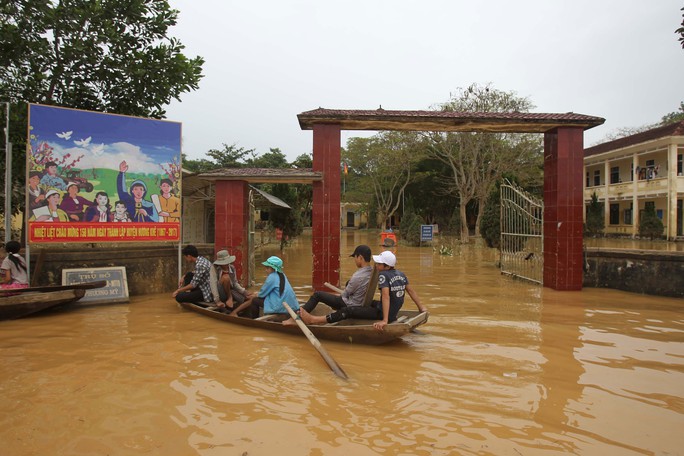 Một trường học ở hạ nguồn thủy điện Hố Hô vẫn ngập nước trong ngày 18-10 Ảnh: HOÀNG TRIỀU