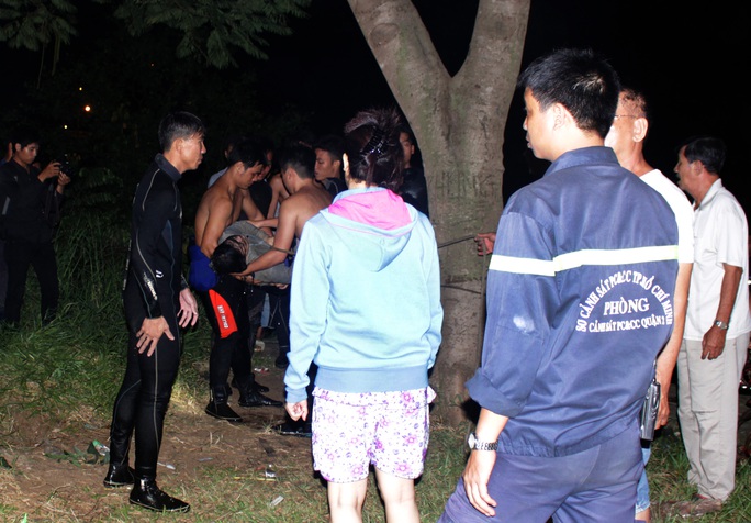 
Khoảng 1 giờ ngày 22-11, thi thể chị Nguyễn Ngọc Anh được tìm thấy và đưa lên bờ.
