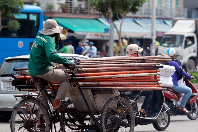 
Đoạn trước chợ Kim Biên cũng thường xuyên có nhiều xe chở hàng cồng kềnh. Tháng 10 năm ngoái, từng có đợt ra quân truy quét nhưng hiện nay đâu lại vào đấy
