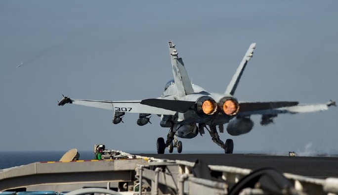 
Chiếc F/A-18C Hornet cất cánh từ tàu sân bay USS Dwight D. Eisenhower hôm 16-10 ở Vịnh Ba Tư. Ảnh: Navy
