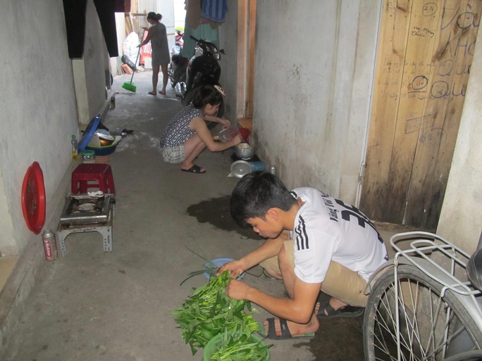 Phần lớn công nhân phải sống ở những khu nhà trọ ẩm thấp, đắt đỏ. Trong ảnh: Một khu nhà trọ ở KCN Bắc Thăng Long (Hà Nội)