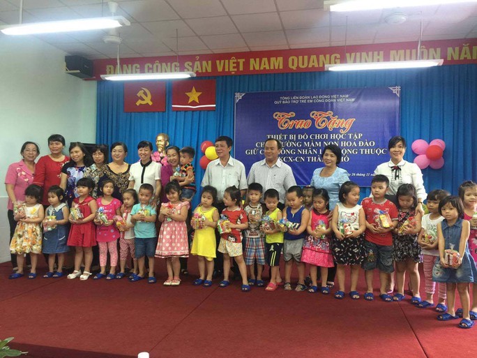 
Lãnh đạo Tổng LĐLĐ Việt Nam, LĐLĐ TP HCM và con công nhân Trường Mầm non Hoa Đào tại lễ trao tặng đồ chơi sáng 26-11
