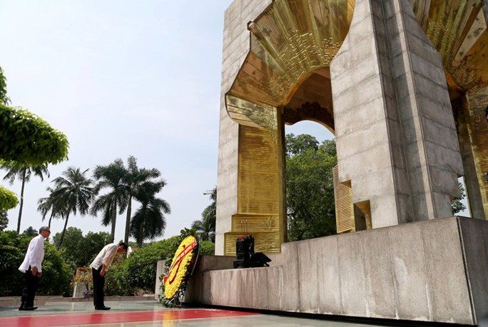 
Tổng thống Rodrigo Duterte đặt vòng hoa tại Đài tưởng niệm các Anh hùng liệt sĩ - Ảnh: Reuters
