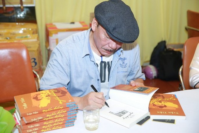 
Nhạc sĩ Trần Tiến ký tặng độc giả cuốn Ngẫu hứng của ông với 27 khúc ngẫu hứng văn xuôi
