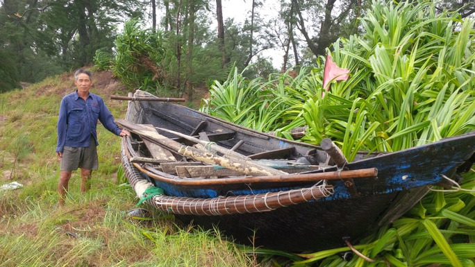 Thuyền của một ngư dân ở xã Trung Giang, Gio Linh bị hư hỏng nặng