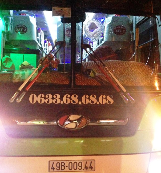 
Nhiều xe hư hỏng trong đêm 25-11 do 2 đối tượng trên ném đá để giải rượu.
