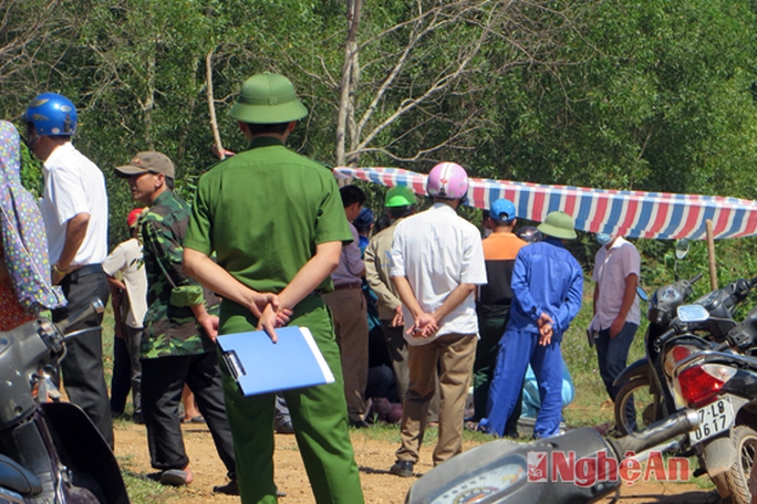 
Lực lượng chức năng phong tỏa hiện trường nơi phát hiện thi thể ông Vũ Trọng - Ảnh: Báo Nghệ An
