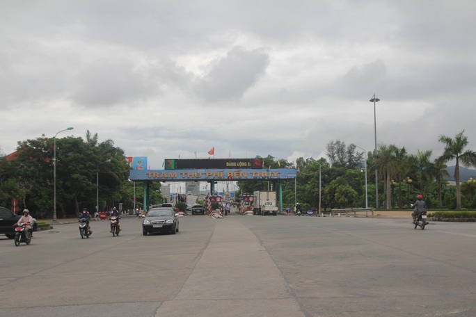 
Đến gần 10 giờ, giao thông ở cầu Bến Thủy 1 mới thông suốt trở lại. Ảnh: Đức Ngọc
