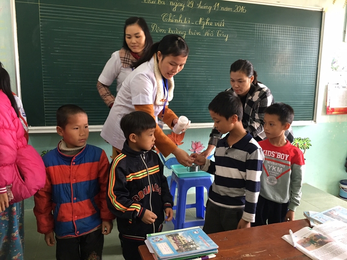 Các em học sinh Trường Tiểu học Hạ Bì, huyện Kim Bôi, tỉnh Hoà Bình được uống thuốc tẩy giun