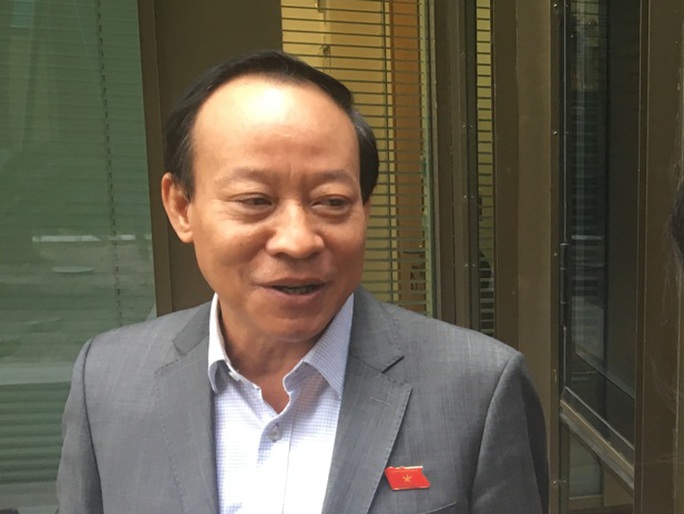 Thượng tướng Lê Quý Vương, Thứ trưởng Bộ Công an, trao đổi với báo chí bên hành lang Quốc hội - Ảnh: Văn Duẩn
