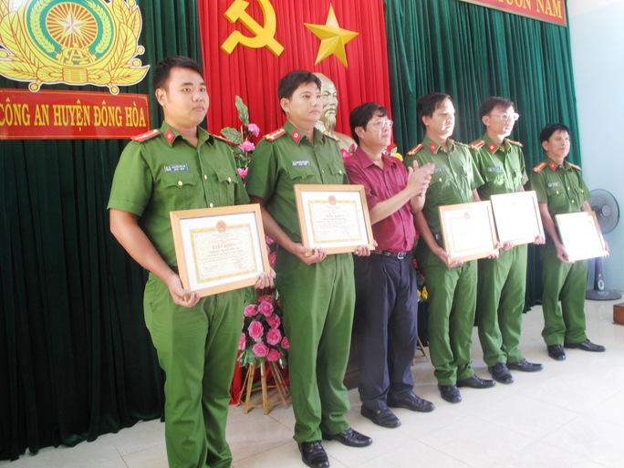 Các cá nhân ở Công an huyện Đông Hòa được thưởng nóng vì phá án nhanh