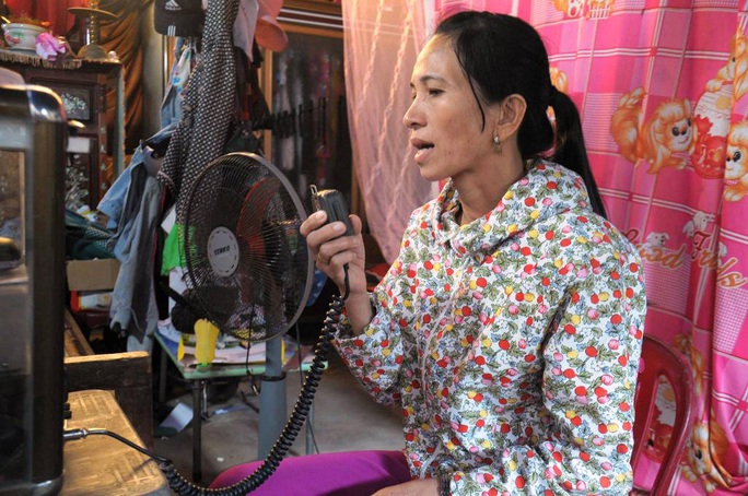 
Bà Lê Thị Lanh, vợ ngư dân Võ Lai, bên máy Icom ngóng chờ tin tức từ tàu cá bị nạn Ảnh:TỬ TRỰC
