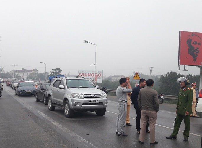 
Nhiều người đã điều khiển xe ô tô chặn cầu Bến Thủy 1 ngày 4-12 vì cho rằng thu phí BOT khyông hợp lý - Ảnh: Đức Phạm
