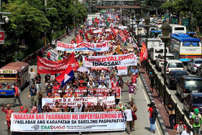 
Người dân biểu tình ủng hộ chính sách ngoại giao “độc lập” của Tổng thống Rodrigo Duterte tại thủ đô Manila - Philippines hôm 21-10. Ảnh: Reuters
