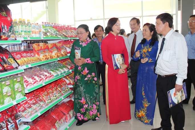 
Lãnh đạo LĐLĐ TP HCM và các đại biểu tham quan Siêu thị Công đoàn
