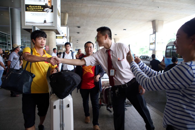 
Nhiều CĐV tranh thủ bắt tay Công Phượng tại sân bay
