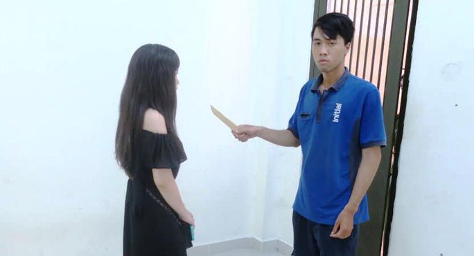 
Nghi can Bùi Thanh Thắng diễn lại hành vi dùng dao cướp tài sản cô gái trẻ ở tòa cao ốc
