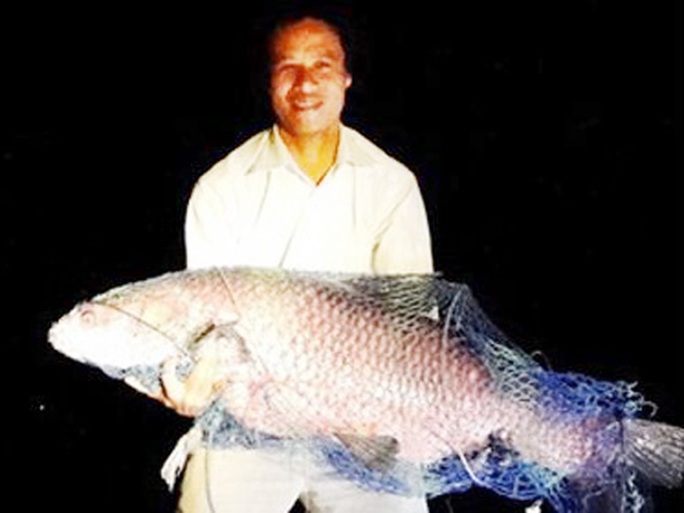 Anh Phạm Văn Quang ở TP Hải Dương câu được cá trắm đen nặng 34 kg tại hồ Côn Sơn