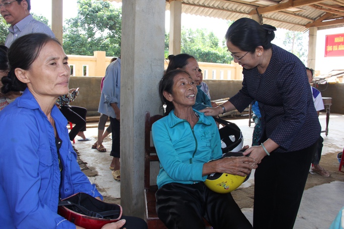 Bà Võ Thị Dung trao quà và động viên người dân vùng lũ Quảng Bình