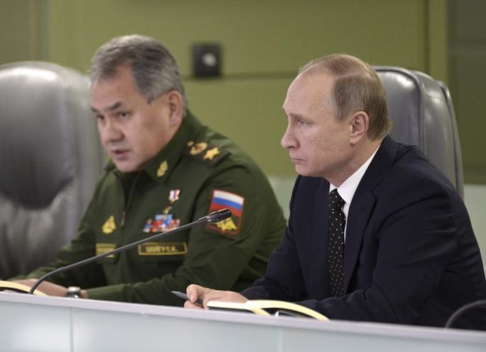 
Tổng thống Nga Vladimir Putin và Bộ trưởng Quốc phòng Sergei Shoigu. Ảnh: REUTERS
