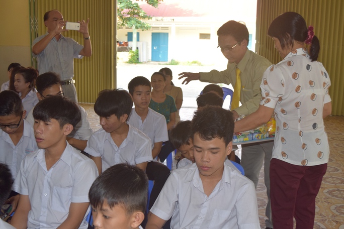 Trao quà cho các em học sinh Làng hy vọng Đà Nẵng