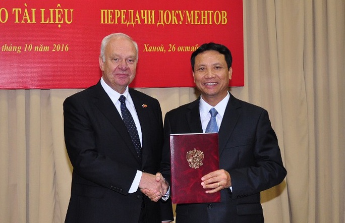 
Đại sứ Nga tại Việt Nam K.V.Vnukov (trái) chuyển giao các tài liệu cho đại diện Ban quản lý Lăng Chủ tịch Hồ Chí Minh
