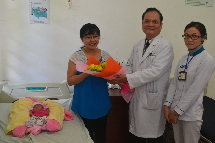 
Lãnh đạo Bệnh viện Đa khoa Hoàn Mỹ Đà Lạt chúc mừng cháu bé và gia đình chị Hương.
