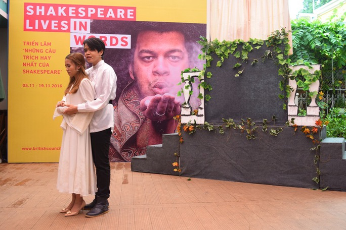 
Nguyễn Trần Thiên Tứ trong vai Romeo và Nguyễn Thị Bình vào vai Juliet
