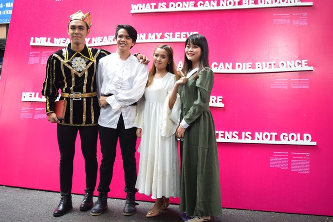 
Các diễn viên của trích đoạn Romeo và Juliet tại triển lãm văn học Shakespeare

