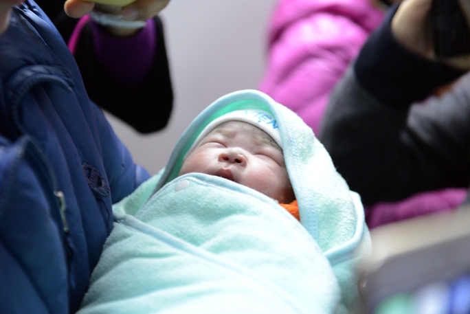 
Em bé đầu tiên của Việt Nam chào đời bằng phương pháp mang thai hộ
