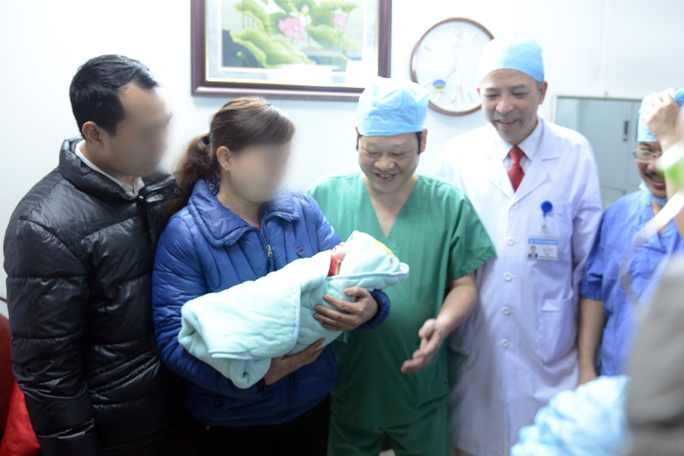 
Kíp phẫu thuật trao em bé cho bố mẹ

