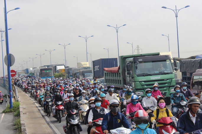 
Cảnh ùn ứ nghiêm trọng trên xa lộ Hà Nội do ảnh hưởng từ vụ tai nạn

