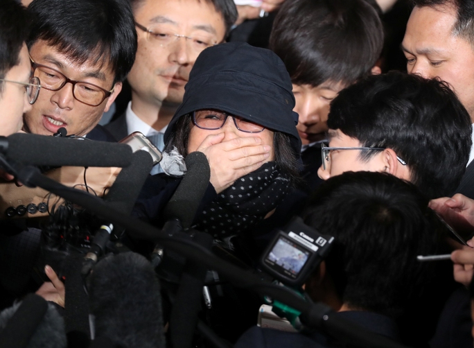 Bà Choi Soon-sil trong vòng vây phóng viên bên ngoài văn phòng công tố tại thủ đô Seoul vào ngày 31-10 Ảnh: Reuters