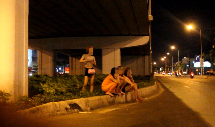 Những cô gái bán dâm ở khu vực cầu vượt Amata